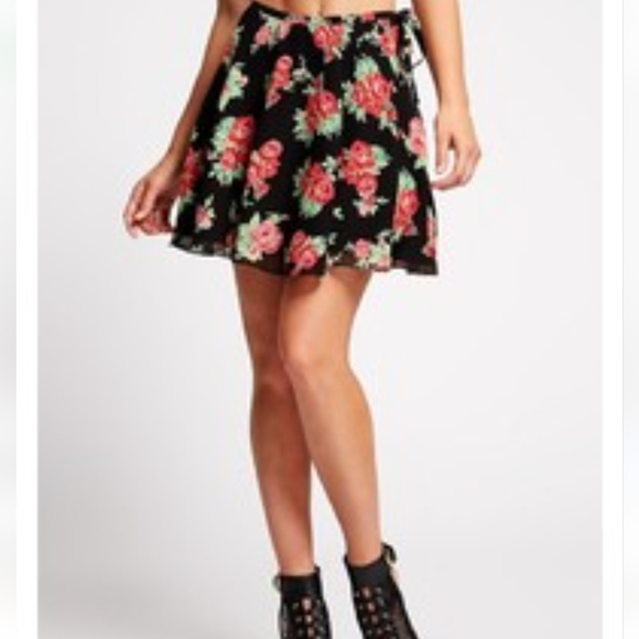 Guess Dresses & Skirts - Guess Skirt Vintage Rose Print Skater Skirt size Medium